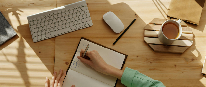 Panelová diskuse na festivalu – moderátorka a hosté na pódiu